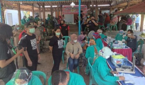 Peduli Kesehatan Rakyat, Wakil Bupati Ngawi Kunjungi Vaksinasi Warga