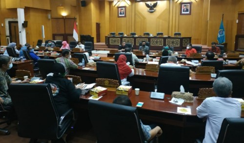 Tak Kondusif, Ketua Pansus Retribusi DPRD Surabaya Terpaksa Akhiri Rapat