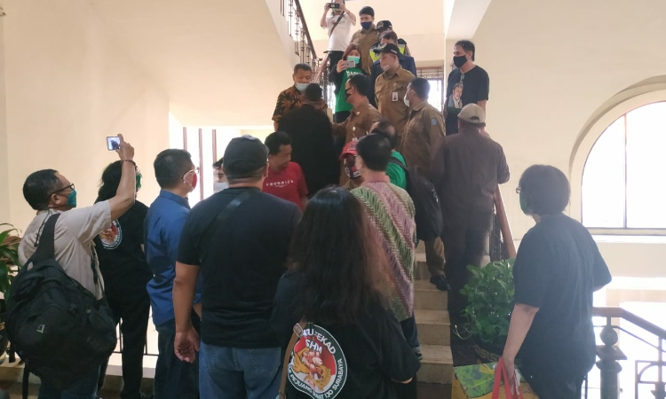 Geger, Adu Mulut Warga Surat Ijo dengan Pamdal di Gedung DPRD Surabaya