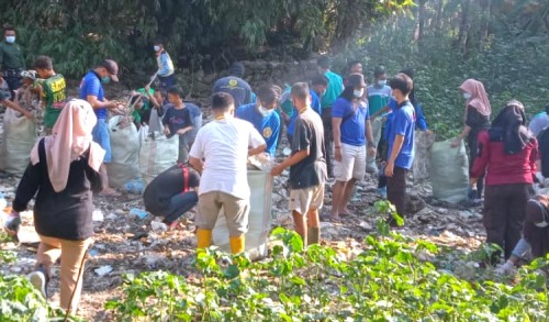 Jaga Lingkungan, Ratusan Pemuda di Tuban Bersihkan Tumpukan Sampah