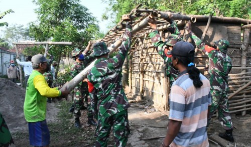 Tak Layak Huni, Tentara di Ponorogo Bantu Rehab Rumah Warga