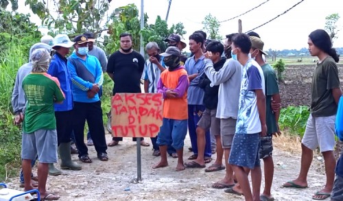 Ingkari Komitmen, Warga Cempokorejo Tuban Tutup Akses Jalan Usaha Tambak Udang