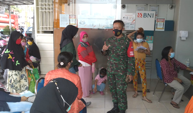 Prajurit TNI Gresik Imbau Prokes Covid-19 di Perbankan