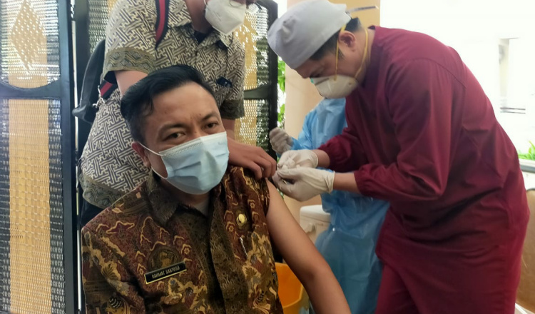 Wabup Blitar Rahmat Minta Warga Tak Ragu Disuntik Vaksin AstraZeneca