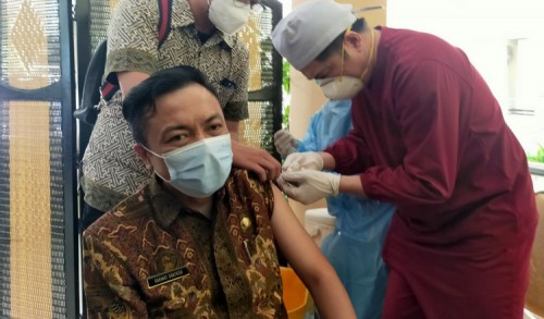 Wabup Blitar Rahmat Minta Warga Tak Ragu Disuntik Vaksin AstraZeneca