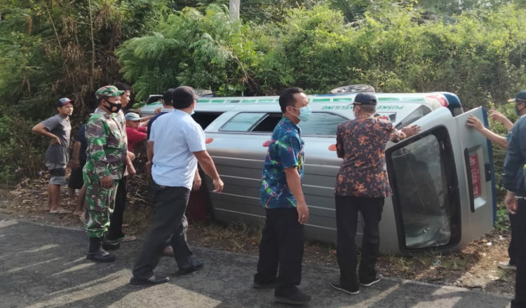 Mobil Ambulance Pembawa Vaksin Covid-19 Terguling di Bakung Blitar