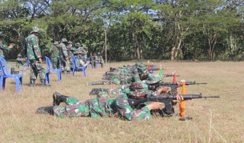 Anggota Kodim 0708 Purworejo Gunakan Senjata SS1 V3 untuk Latihan Menembak