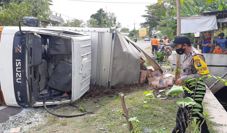 Rem Bermasalah, Truk Box Pengangkut Air Kemasan Terguling di Jalan Ponorogo