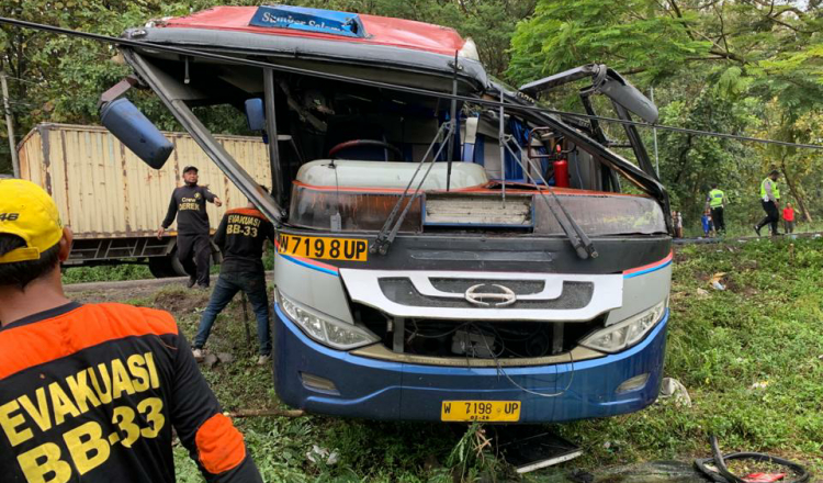 Diduga Ugal-ugalan, Kecelakaan Bus Sugeng Rahayu dan Truk Kontainer Terjadi di Jalur Lintas Provinsi Surabaya-Madiun