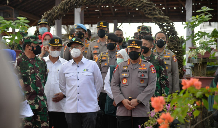 Panglima TNI dan Kapolri Kunjungi Kegiatan Vaksinasi Massal di Kota Madiun