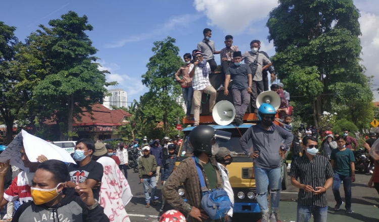 Wali Kota Eri Cahyadi Didemo Warga Madura, Dituntut Hentikan Penyekatan di Suramadu