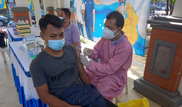 Tingkatkan Kekebalan Tubuh Jelang Porprov Jatim, Ratusan Atlet dan Pelatih di Lamongan Jalani Vaksinasi