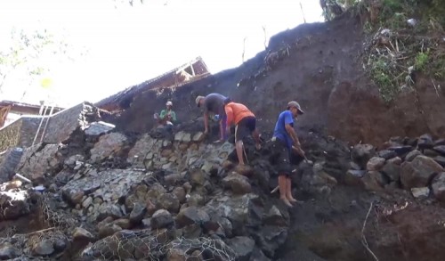Tanggul Penahan Tebing Pinggir Sungai di Probolinggo Runtuh