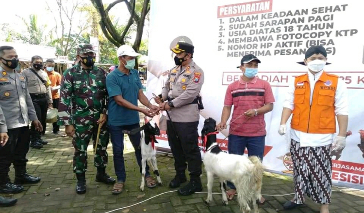 Vaksinasi Masal Berhadiah Kambing dan Ayam di Trenggalek Sukses Digelar