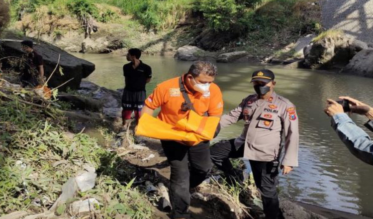 Penemuan Mayat Bayi di Sungai Gemparkan Warga Jalan Cempaka Situbondo