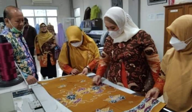 Ketua Dekranasda Mukomuko Kunjungi Balai Diklat Industri Padang