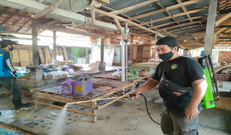 Bermodal Swadaya, Remaja Masjid Banyuasin Purworejo Semprotkan Disinfektan di Pasar