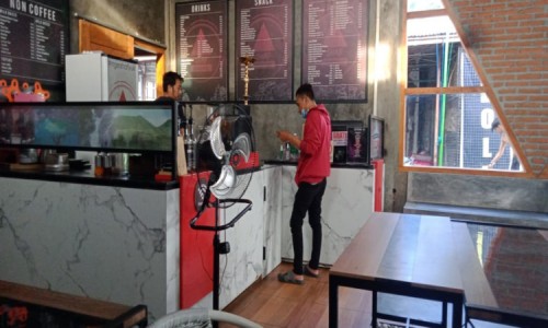 Pemulihan Ekonomi Nasional Belum Dirasakan Pengusaha Cafe dan PKL di Bondowoso