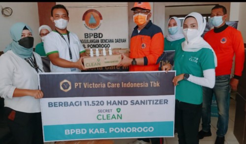 Cegah Covid-19, PT Victoria Care Indonesia Berikan Handsanitizer Untuk Warga Ponorogo