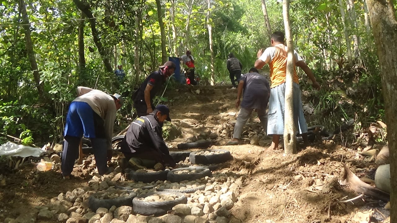 Buka Akses Kawasan Wisata Gunung Buthak, Pemdes Tlogokotes Purworejo Gelar Program Padat Karya Tunai