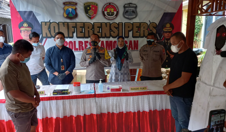 Polisi Ringkus Pencuri Pocong Edukasi Bahaya Covid-19 di Lamongan