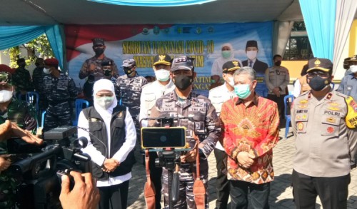 TNI AL Koarmada II Vaksinasi 3.000 Masyarakat Maritim di Lamongan