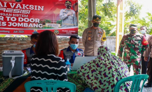 Jemput Bola, Polres Jombang Gencarkan Vaksinasi ke Warga Lansia