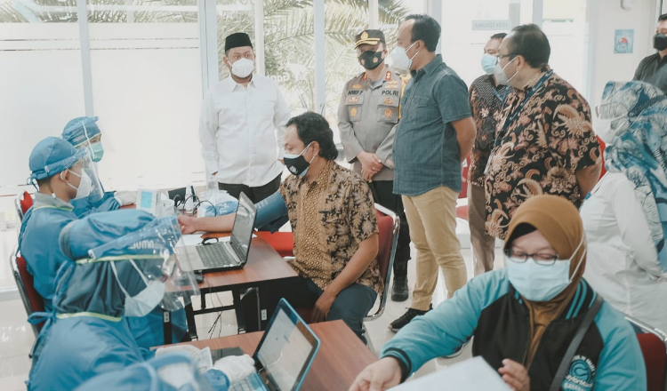 Gus Yani Pantau Vaksinasi Gotong Royong Perdana di Gresik