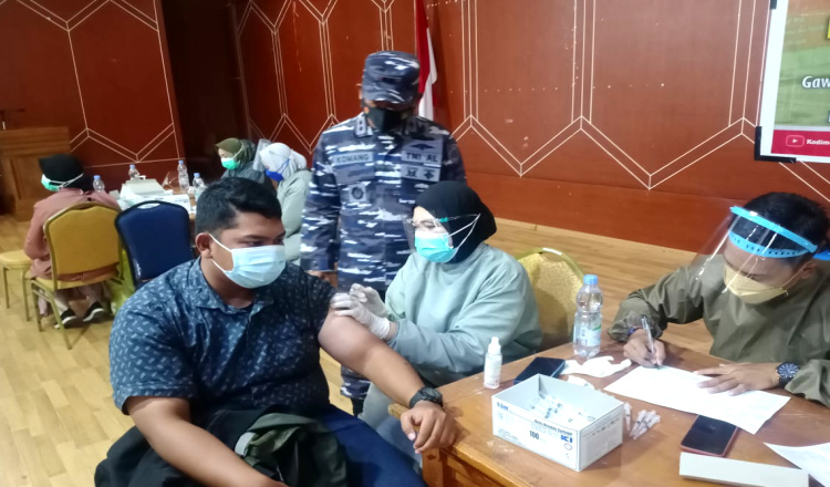 TNI AL Gencarkan Pelaksanaan Vaksinasi Tahap II , Danlanal Sangatta Turun Langsung Lakukan Pengawasan