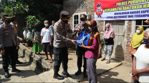 PPKM Darurat, Polres Purworejo Bagikan Paket Sembako ke Warga