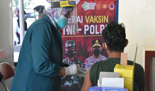 Ratusan Warga Antusias Ikut Vaksinasi di Polres Trengggalek