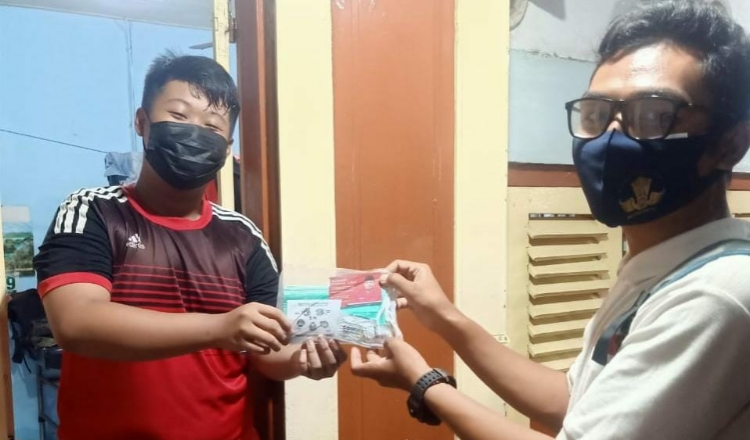 Politisi PDIP Surabaya Bagikan Paket Vitamin dan Masker bagi Warga