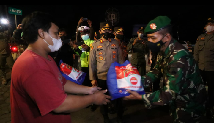 PPKM Darurat, Polres Purworejo Bagikan Ratusan Paket Sembako ke PKL dan Ojol