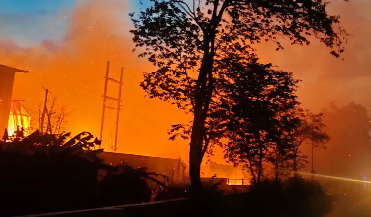 Pabrik Kayu di Probolinggo Terbakar, Tiupan Angin Kencang Sulitkan Pemadaman
