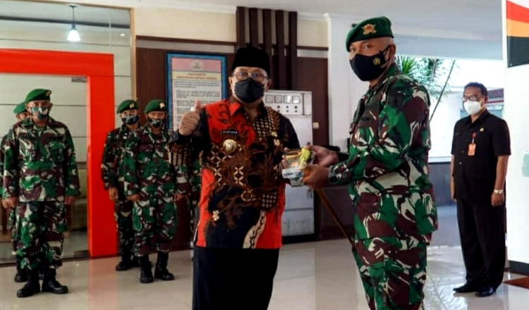 Tingkatkan Kinerja, Wali Kota Blitar Santoso Serahkan Bantuan kepada Anggota Batalyon Infanteri 511 DY