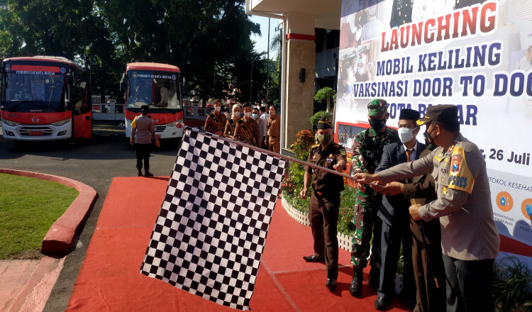 Wali Kota Blitar Santoso Launching Mobil Keliling Vaksinasi Door To Door 