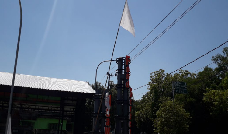 PPKM Darurat Diperpanjang, Pedagang di Ngawi Pasang Bendera Putih