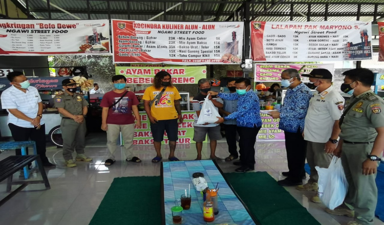 Usai Pasang Bendera Putih, Pedagang Street Food Terima Bantuan Dari Pemkab Ngawi
