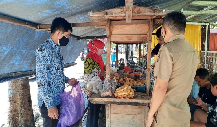 Ringankan Beban Pedagang, Kadinkop Ngawi Borong Dagangan Penjual Angkringan