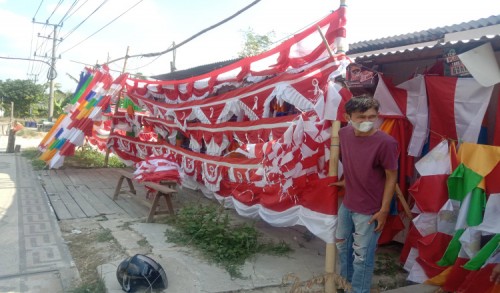 Penjual Bendera di Bojonegoro Turun Drastis