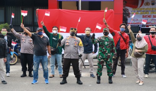 TNI-Polri Ajak Jurnalis di Ponorogo Kibarkan Merah Putih, Lawan Covid-19