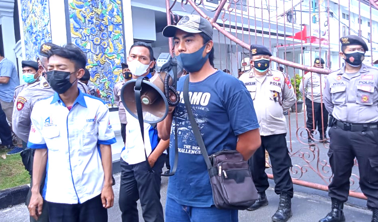 Demo Buruh di Tuban, Orasi PKL Menyayat Hati
