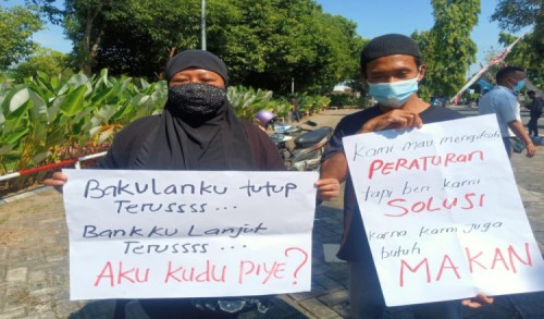 Giliran PKL Alun-alun Gelar Unjuk Rasa Protes PPKM di Depan Pendopo Bupati Ngawi