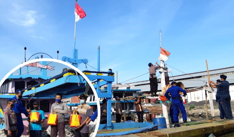 Satpolair Turunkan Bendera Indonesia Lusuh di Kapal Nelayan Probolinggo