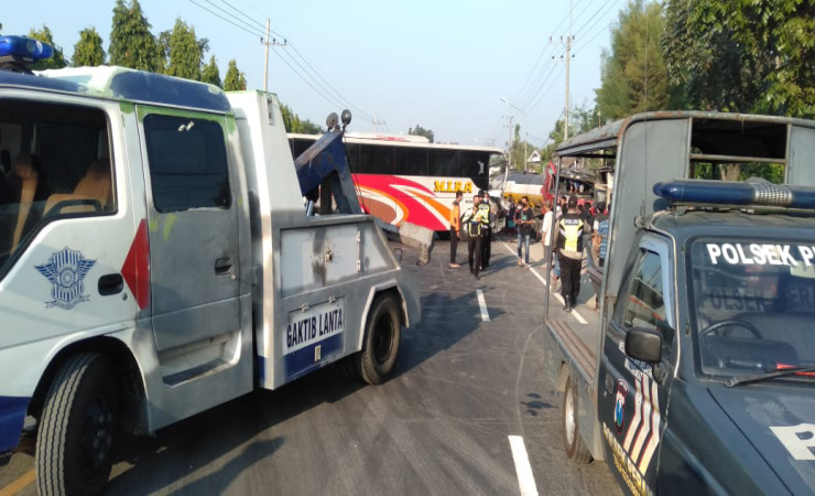 Bus Oleng Tabrak Truk Tangki di Jombang, Sopir Bus Alami Patah Kaki