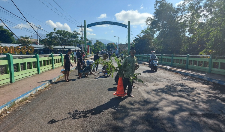 Tak Kunjung Diperbaiki, Warga Bondowoso Swadaya Perbaiki Jalan Rusak