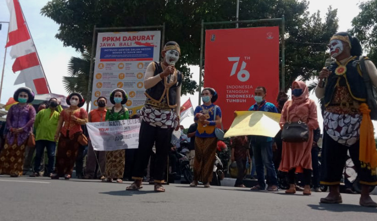 Puluhan Pekerja Seni di Tuban Unjuk Rasa Protes PPKM