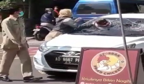Oknum PNS di Ngawi Pecahkan Kaca Mobil
