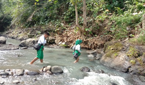 Cerita Ayah di Banyuwangi Ikhlaskan Kedua Anaknya Pergi ke Sekolah Sebrangi Sungai