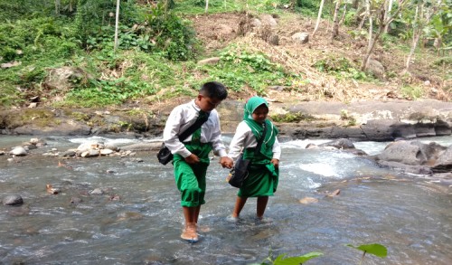 Demi Sekolah, Kakak Beradik di Banyuwangi Rela Tempuh Jalur Terjal hingga Sebrangi Sungai